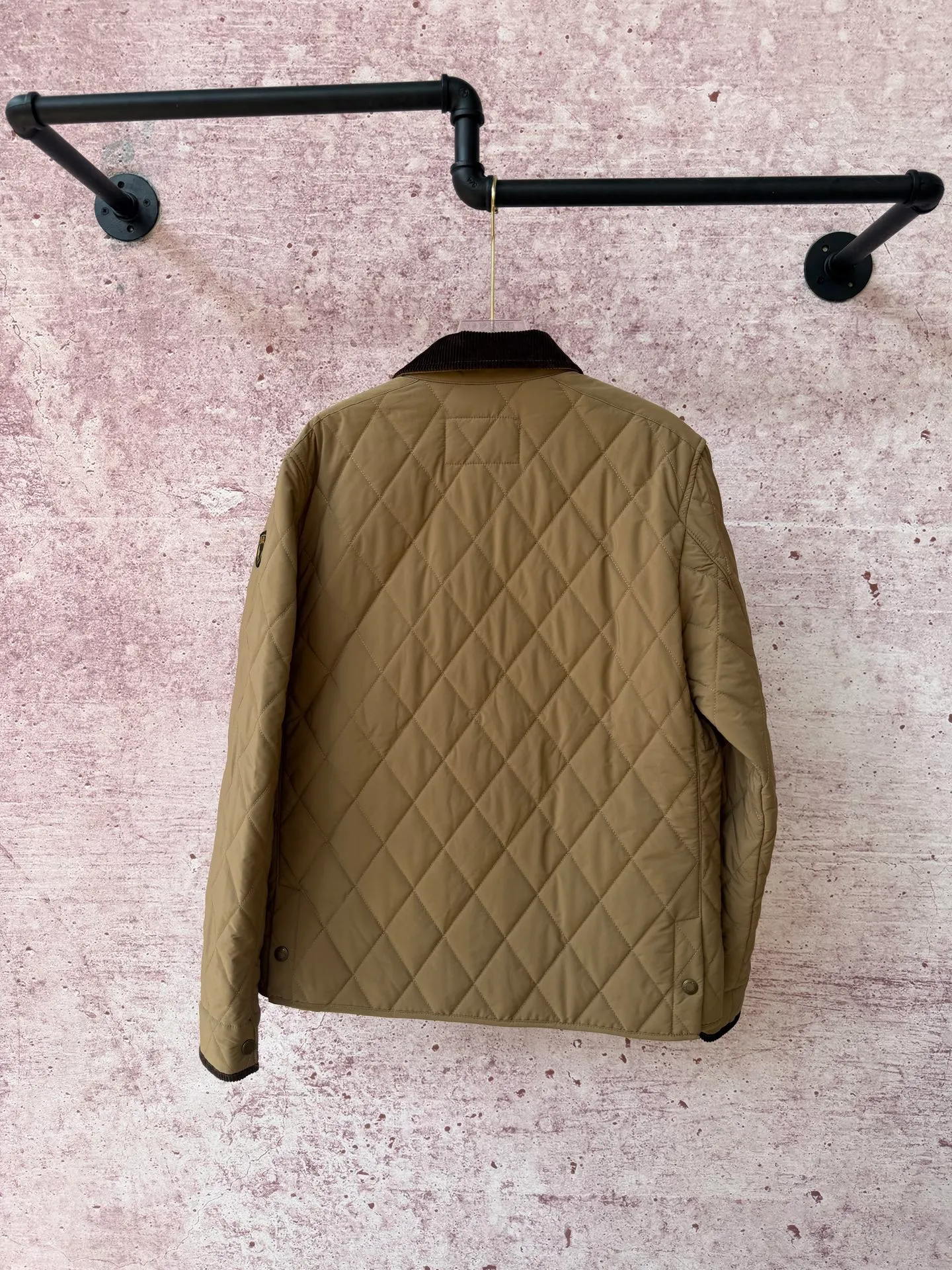 P430 Raff's new rhombus plaid workwear cotton jacket, customized hardware accessories, fine workmanship inside and outside to maintain the original details, simple version, old money style, casual matching, workmanship details restored, diamond grid stitching inside and outside fixed, collar and cuffs with corduroy to add matching attributes, shoulder chapters highlight the brand tonality, hem slit snap design is more matching attributes, full of details